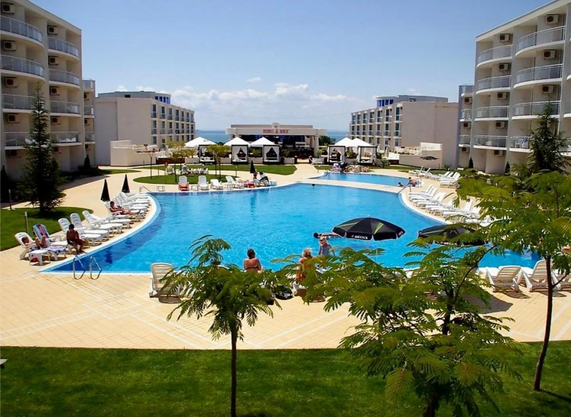 Atlantis & 4 Swimming Pools & & *
